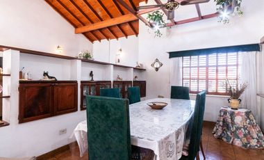 HERMOSA CASA 5 AMBIENTES lote 13,50 x 56 mts