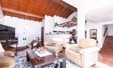 HERMOSA CASA 5 AMBIENTES lote 13,50 x 56 mts