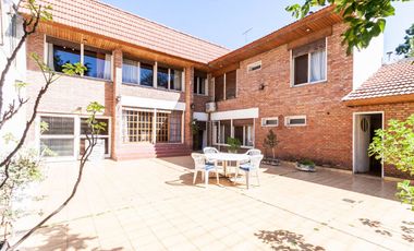 HERMOSA CASA 5 AMBIENTES lote 13,50 x 56 mts