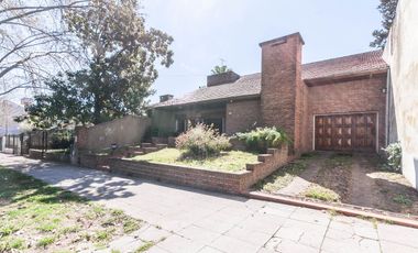 HERMOSA CASA 5 AMBIENTES lote 13,50 x 56 mts