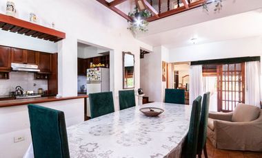 HERMOSA CASA 5 AMBIENTES lote 13,50 x 56 mts