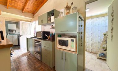 CASA EN VENTA CON PILETA EN AZUL, BUENOS AIRES