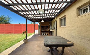 CASA EN VENTA CON PILETA EN AZUL, BUENOS AIRES