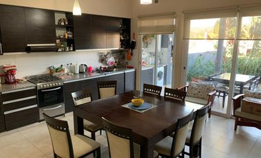 VENTA CASA B° LOS PERALES - 4 AMBIENTES