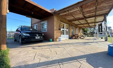 VENTA CASA 2 AMBIENTES C/ PARQUE Y PILETA EN MONTE