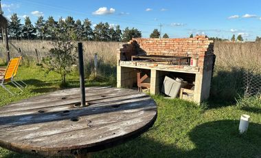 VENTA CASA 2 AMBIENTES C/ PARQUE Y PILETA EN MONTE