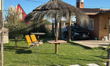 VENTA CASA 2 AMBIENTES C/ PARQUE Y PILETA EN MONTE