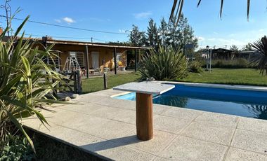 VENTA CASA 2 AMBIENTES C/ PARQUE Y PILETA EN MONTE