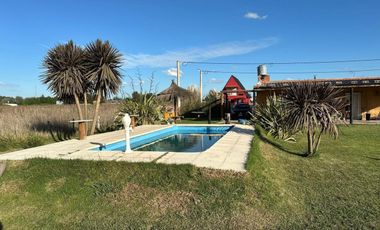 VENTA CASA 2 AMBIENTES C/ PARQUE Y PILETA EN MONTE