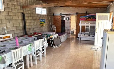 VENTA CASA 2 AMBIENTES C/ PARQUE Y PILETA EN MONTE