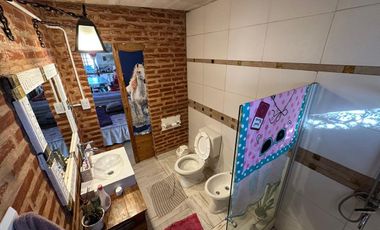 VENTA CASA 2 AMBIENTES C/ PARQUE Y PILETA EN MONTE