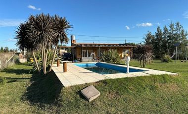 VENTA CASA 2 AMBIENTES C/ PARQUE Y PILETA EN MONTE