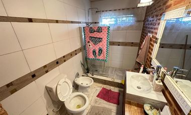 VENTA CASA 2 AMBIENTES C/ PARQUE Y PILETA EN MONTE