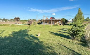 VENTA CASA 2 AMBIENTES C/ PARQUE Y PILETA EN MONTE