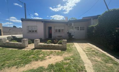 CASA EN VENTA EN VEDIA CON PATIO Y GARAGE