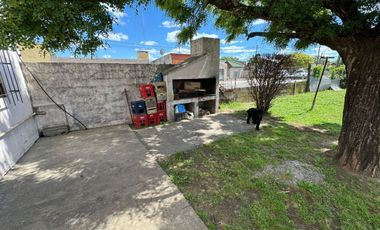 CASA EN VENTA EN VEDIA CON PATIO Y GARAGE