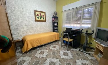 VENTA 2 CASAS DE 3 AMB CON COCHERA - V.ALSINA