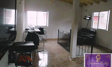 ** OPORTUNIDAD ** Casa en venta c/ cochera en Hurlingham
