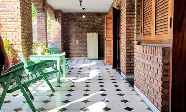 IMPORTANTE CHALET  VENTA HURLIGHAM * ZONA ESTRATEGICA MULT. DESTINOS *