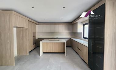 Casa en RENTA Fraccionamiento Altares Residencial - CARRETERA NACIONAL en Santiago, Nuevo León.
