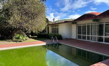 RENTA CASA EN TEMASCALTEPEC, ESTADO DE
MEXICO. CASI 2000 M2, GRANDES JARDINES Y
HERMOSOS ARBOLES. A 30 MINUTOS DE
AVANDARO Y VALLE DE BRAVO