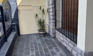 Casa 3 ambientes con PATIO y COCHERA en Wilde