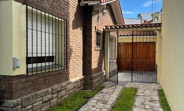 Casa 3 ambientes con PATIO y COCHERA en Wilde