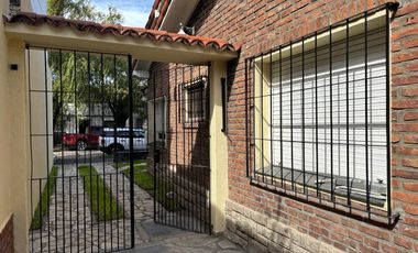Casa 3 ambientes con PATIO y COCHERA en Wilde