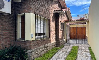 Casa 3 ambientes con PATIO y COCHERA en Wilde