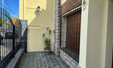 Casa 3 ambientes con PATIO y COCHERA en Wilde