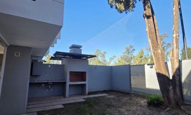 Venta Casa Duplex de 3 dormitorios en housing con amenities y financiación propia