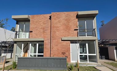 Venta Casa Duplex de 3 dormitorios en housing con amenities y financiación propia