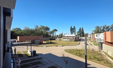 Venta Casa Duplex de 3 dormitorios en housing con amenities y financiación propia