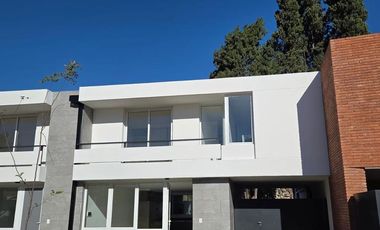 Venta Casa Duplex de 3 dormitorios en housing con amenities y financiación propia