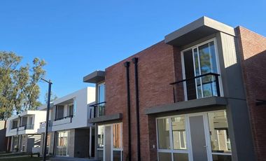Venta Casa Duplex de 3 dormitorios en housing con amenities y financiación propia