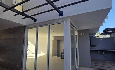 Venta Casa Duplex de 3 dormitorios en housing con amenities y financiación propia