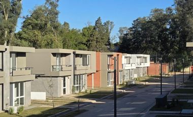 Venta Casa Duplex de 3 dormitorios en housing con amenities y financiación propia