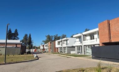 Venta Casa Duplex de 3 dormitorios en housing con amenities y financiación propia