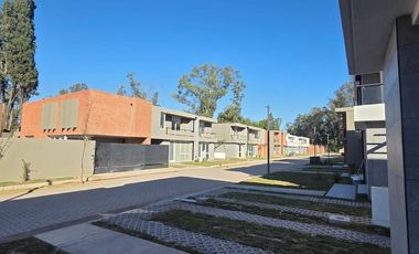 Venta Casa Duplex de 3 dormitorios en housing con amenities y financiación propia