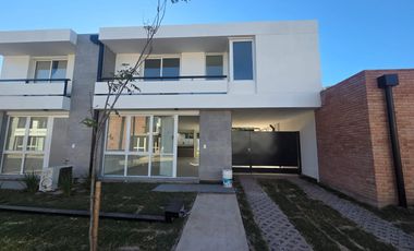 Venta Casa Duplex de 3 dormitorios en housing con amenities y financiación propia