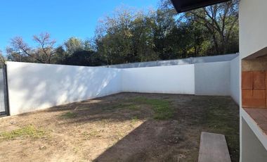 Venta Casa Duplex de 3 dormitorios en housing con amenities y financiación propia