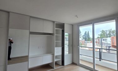 Venta Casa Duplex de 3 dormitorios en housing con amenities y financiación propia