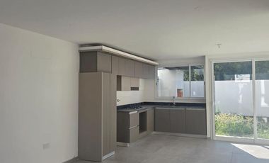Venta Casa Duplex de 3 dormitorios en housing con amenities y financiación propia
