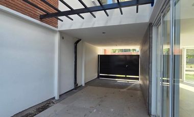 Venta Casa Duplex de 3 dormitorios en housing con amenities y financiación propia