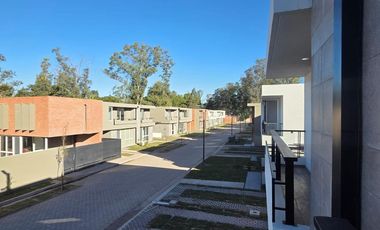 Venta Casa Duplex de 3 dormitorios en housing con amenities y financiación propia