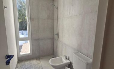 Venta Casa Duplex de 3 dormitorios en housing con amenities y financiación propia