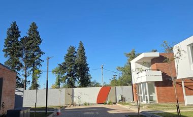Venta Casa Duplex de 3 dormitorios en housing con amenities y financiación propia