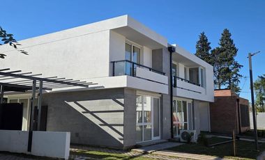Venta Casa Duplex de 3 dormitorios en housing con amenities y financiación propia