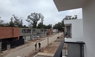 Venta Casa Duplex de 3 dormitorios en housing con amenities y financiación propia