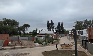 Venta Casa Duplex de 3 dormitorios en housing con amenities y financiación propia